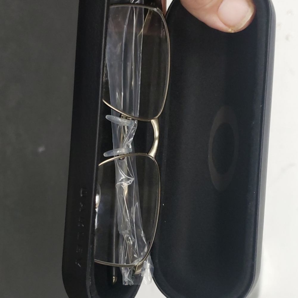 Oakley wingfold pewter